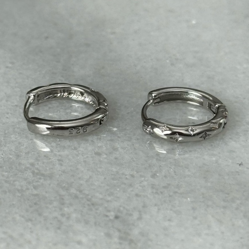 COPY - COPY - Sterling Silver Star Crystal Pave Hoop Earrings

Brand New - Picture 5 of 5